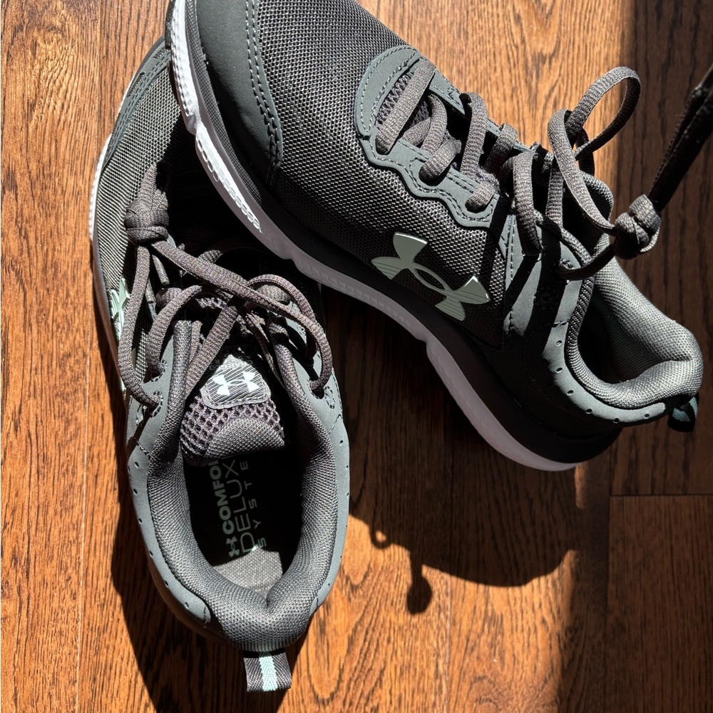 Under Armour  Sneakers
